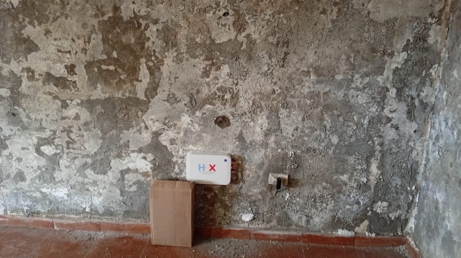 Soluciones contra la humedad en Cataluña - pared con humedad por capilaridad con equipo HS 221